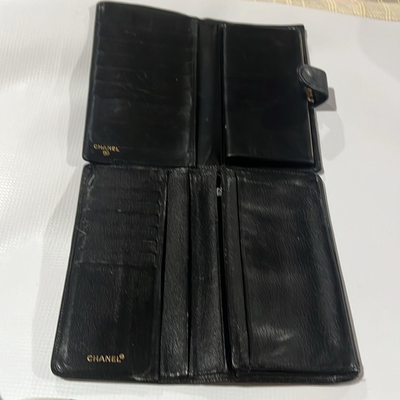 Chanel wallet one slightly mess up the other ok it’s like buy one get one free - Picture 4 of 7